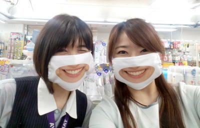 笑顔の口元をマスクに印刷！？衝撃の「スマイルマスク」