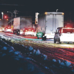 県境寸断トラック動けず 津幡の国道8号渋滞