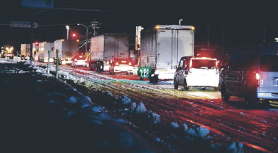 県境寸断トラック動けず 津幡の国道8号渋滞