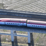 東北新幹線「やまびこ223号」が、高架上で脱線・停止…。