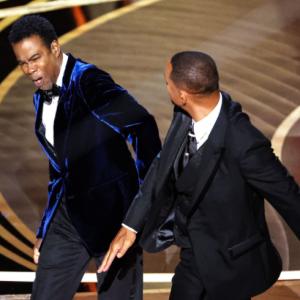 俳優のウィル・スミスがコメディアンのクリス・ロックを激しく平手打ち